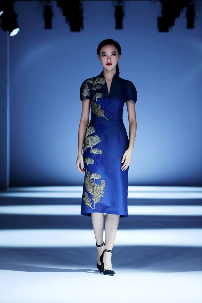 Desainer Albert Yanuar meluncurkan busana premium yang dihiasi teknik bordir di Jakarta Fashion Week 2021. Koleksinya terinspirasi dari kerinduan untuk bisa kembali berwisata keliling Indonesia. Foto: dok. JFW 2021.