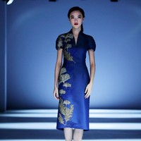 Desainer Albert Yanuar meluncurkan busana premium yang dihiasi teknik bordir di Jakarta Fashion Week 2021. Koleksinya terinspirasi dari kerinduan untuk bisa kembali berwisata keliling Indonesia. Foto: dok. JFW 2021.