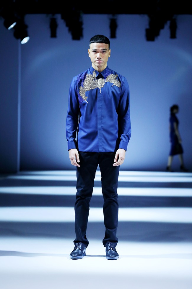 Desainer Albert Yanuar meluncurkan busana premium yang dihiasi teknik bordir di Jakarta Fashion Week 2021. Koleksinya terinspirasi dari kerinduan untuk bisa kembali berwisata keliling Indonesia. Foto: dok. JFW 2021.