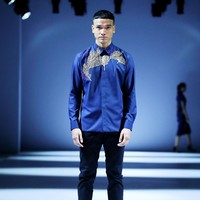 Desainer Albert Yanuar meluncurkan busana premium yang dihiasi teknik bordir di Jakarta Fashion Week 2021. Koleksinya terinspirasi dari kerinduan untuk bisa kembali berwisata keliling Indonesia. Foto: dok. JFW 2021.