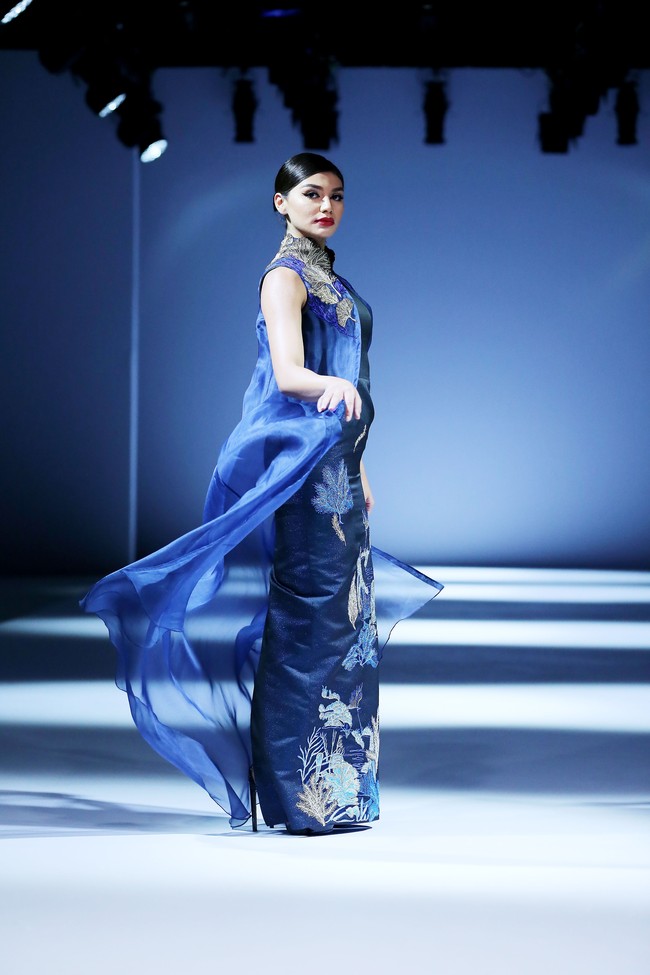 Desainer Albert Yanuar meluncurkan busana premium yang dihiasi teknik bordir di Jakarta Fashion Week 2021. Koleksinya terinspirasi dari kerinduan untuk bisa kembali berwisata keliling Indonesia. Foto: dok. JFW 2021.