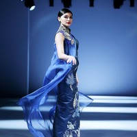 Desainer Albert Yanuar meluncurkan busana premium yang dihiasi teknik bordir di Jakarta Fashion Week 2021. Koleksinya terinspirasi dari kerinduan untuk bisa kembali berwisata keliling Indonesia. Foto: dok. JFW 2021.