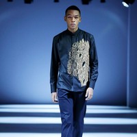 Desainer Albert Yanuar meluncurkan busana premium yang dihiasi teknik bordir di Jakarta Fashion Week 2021. Koleksinya terinspirasi dari kerinduan untuk bisa kembali berwisata keliling Indonesia. Foto: dok. JFW 2021.