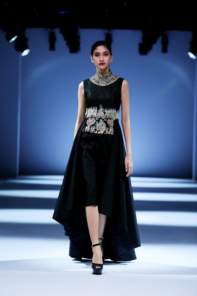 Desainer Albert Yanuar meluncurkan busana premium yang dihiasi teknik bordir di Jakarta Fashion Week 2021. Koleksinya terinspirasi dari kerinduan untuk bisa kembali berwisata keliling Indonesia. Foto: dok. JFW 2021.