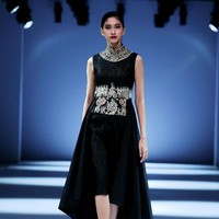 Desainer Albert Yanuar meluncurkan busana premium yang dihiasi teknik bordir di Jakarta Fashion Week 2021. Koleksinya terinspirasi dari kerinduan untuk bisa kembali berwisata keliling Indonesia. Foto: dok. JFW 2021.