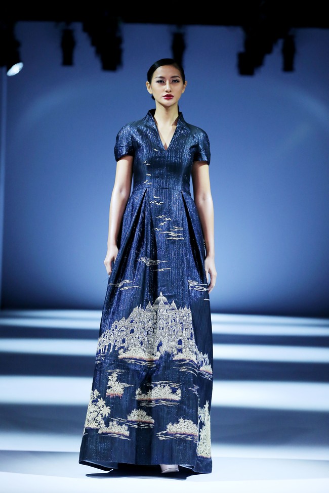 Desainer Albert Yanuar meluncurkan busana premium yang dihiasi teknik bordir di Jakarta Fashion Week 2021. Koleksinya terinspirasi dari kerinduan untuk bisa kembali berwisata keliling Indonesia. Foto: dok. JFW 2021.