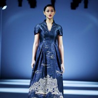 Desainer Albert Yanuar meluncurkan busana premium yang dihiasi teknik bordir di Jakarta Fashion Week 2021. Koleksinya terinspirasi dari kerinduan untuk bisa kembali berwisata keliling Indonesia. Foto: dok. JFW 2021.