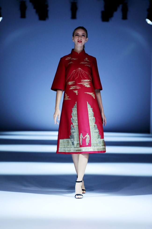 Desainer Albert Yanuar meluncurkan busana premium yang dihiasi teknik bordir di Jakarta Fashion Week 2021. Koleksinya terinspirasi dari kerinduan untuk bisa kembali berwisata keliling Indonesia. Foto: dok. JFW 2021.