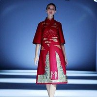 Desainer Albert Yanuar meluncurkan busana premium yang dihiasi teknik bordir di Jakarta Fashion Week 2021. Koleksinya terinspirasi dari kerinduan untuk bisa kembali berwisata keliling Indonesia. Foto: dok. JFW 2021.