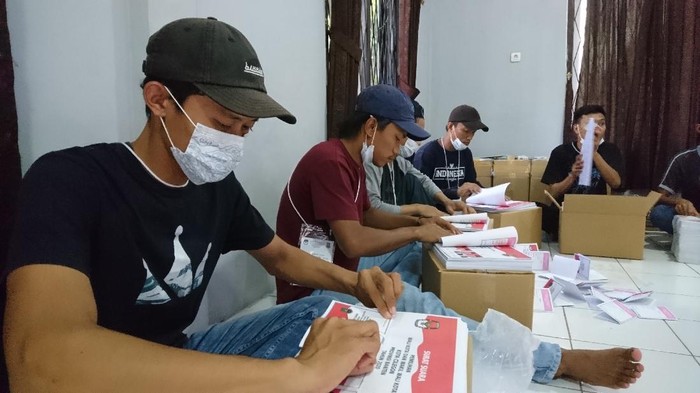 KPU Cilegon mulai lipat surat suara.
