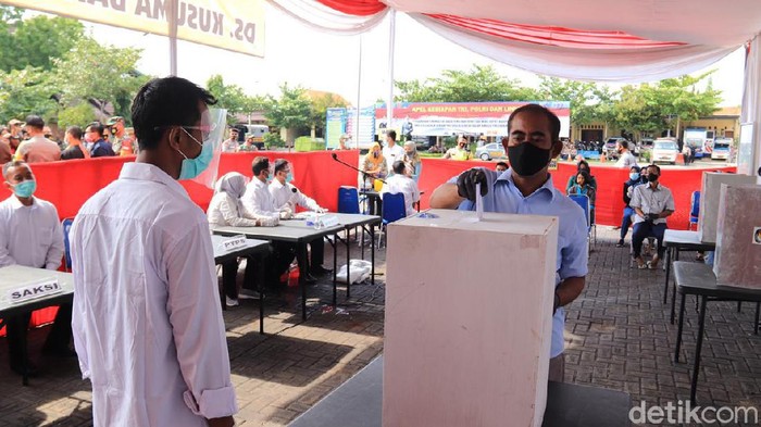 KPU Tuban dan polisi setempat menggelar simulasi pemungutan suara di tengah pandemi COVID-19. Ini untuk memastikan penerapan protokol kesehatan dalam Pilbup Tuban, 9 Desember mendatang.
