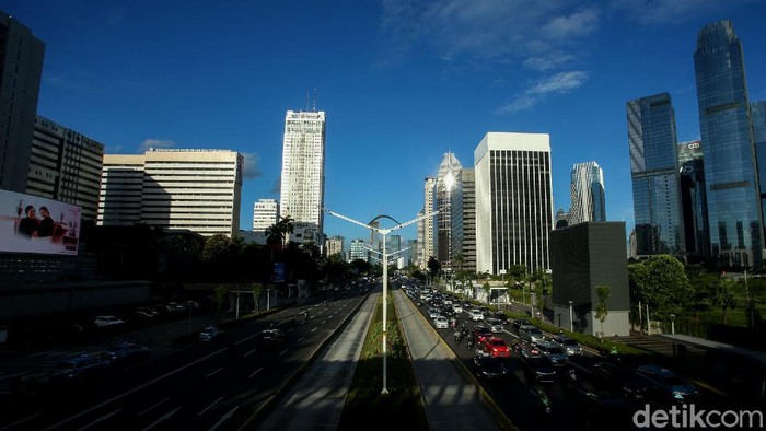 Langit Biru Ibu Kota yang Mempesona Hari ini, Selasa (1/12) cuaca cerah menyelimuti Ibu Kota. Pemandangan langit biru yang jarang terlihat akibat polusi udara kini menampakan pesonanya. Penasaran?