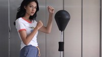 Salah satunya foto Lania Fira sedang berada di gym. (Foto: dok. Instagram @laniafira) 