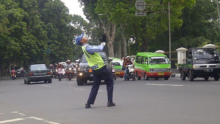 Mahfud, relawan pengatur lalin di Bogor.