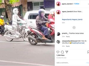 Totalitas! Tak Cuma Badan, Manusia Silver Ini Cat Seluruh Motornya Warna Perak