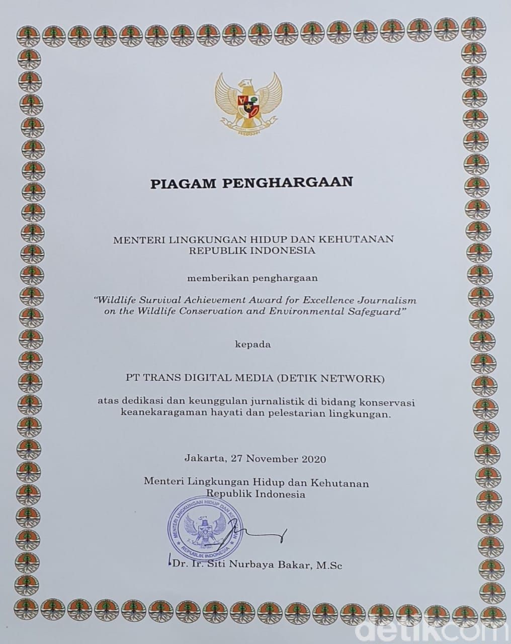 Menteri Lingkungan Hidup dan Kehutanan (LHK) Siti Nurbaya memberikan penghargaan Wildlife Survival Achievement Award kepada detikcom.