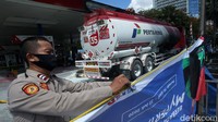 Polisi juga telah disiagakan di lokasi.