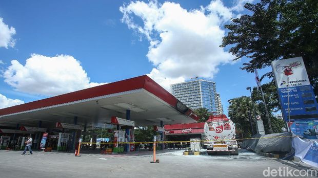Kebakaran mobil tangki terjadi di SPBU MT Haryono, Jakarta Selatan, Selasa (1/12/2020). Saat ini, PT Pertamina (Persero) tengah melakukan investigasi.