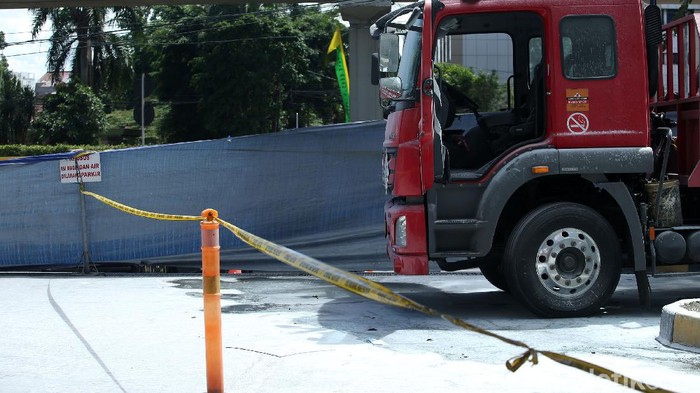 Kebakaran mobil tangki terjadi di SPBU MT Haryono, Jakarta Selatan, Selasa (1/12/2020). Saat ini, PT Pertamina (Persero) tengah melakukan investigasi.
