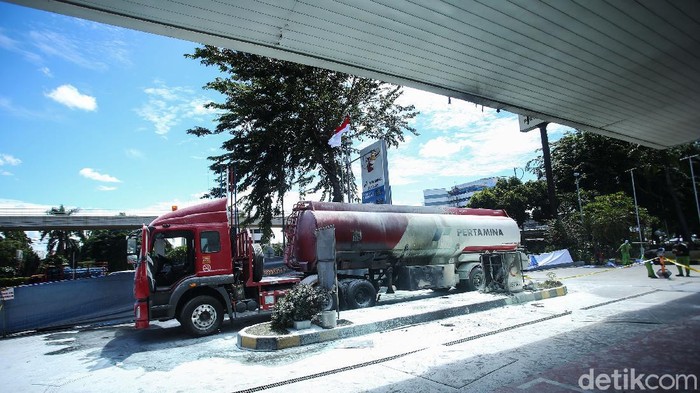 Mobil Tangki Terbakar di SPBU MT Haryono Kebakaran mobil tangki terjadi di SPBU MT Haryono, Jakarta Selatan, Selasa (1/12/2020). Saat ini, PT Pertamina (Persero) tengah melakukan investigasi.