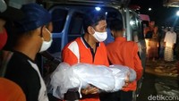 Satu mobil jenazah berisi jenazah Vina Mutiara (25) bersama anaknya yakni Maura Adelia Putri (4).