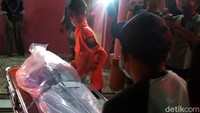 Sedangkan satu mobil jenazah lainnya membawa jenazah Maulana (31).