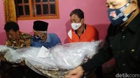 Setibanya di rumah duka, ketiga jenazah ini langsung disemayamkan di rumah duka. Selain sanak kerabat, isak tangis juga terdengar dari para pelayat yang mendatangi rumah duka.