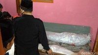 Diketahui, peristiwa kecelakaan maut di Tol Cipali itu terjadi di KM 78+500, Kabupaten Purwakarta, Jawa Barat, dini hari tadi. Kecelakaan tersebut melibatkan tiga kendaraan yakni truk, tronton dan mobil minibus elf. Seluruh korban merupakan penumpang di mobil elf.