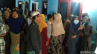 Para pelayat berdatangan ke rumah duka.
