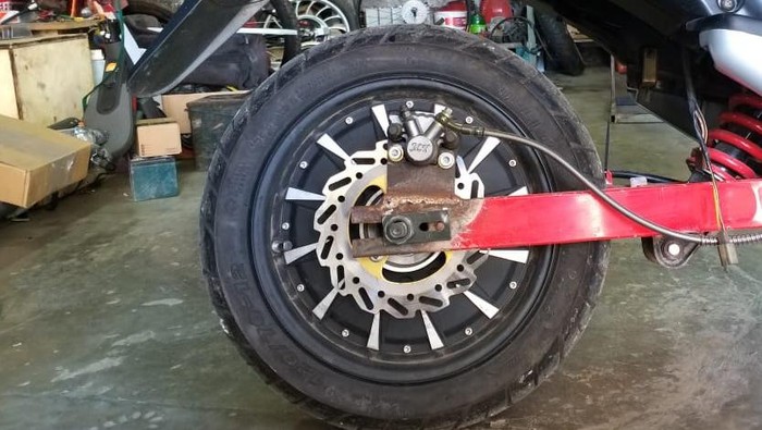 Motor skutik bensin yang sudah dimodifikasi jadi motor listrik