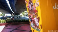 Mural itu bergambar warga yang beraktivitas menggunakan masker. Selain itu juga ada gambar tim medis.