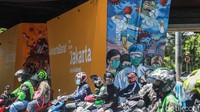 Mural ini menggambarkan perjuangan tim medis dalam melawan Corona yang mewabah.
