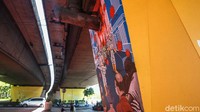 Mural di pilar jembatan tersebut merupakan sarana himbauan kepada warga untuk tetap menerapkan protokol kesehatan pencegahan penularan COVID-19. 