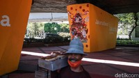 Mural yang berisi ajakan untuk melawan virus Corona juga menghiasi kolong tol Tomang, Jakarta Barat, Selasa (1/12/2020).