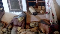 Sebelum membuat diorama perang di Museum Jihad, seniman serta sejarawan memang duduk bersama dan mewawancarai langsung para pejuang serta penyintas perang, sehingga mereka bisa mereka ulang adegan untuk diorama dengan sangat detail. (AP)