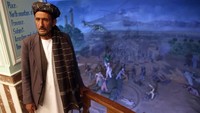 Mayat-mayat bergelimpangan dan bermandi darah jadi pemandangan sehari-hari yang dilihat Sawabi. Sawabi, yang sekarang jadi pengajar seni di Universitas Herat, mengaku jiwanya sangat tersentuh ketika terlibat langsung dalam pembangunan Museum Jihad pada 2002 silam. (AP)