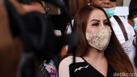 Bahkan pedangdut berusia 38 tahun itu pun mengaku sempat ingin bunuh diri. Pool/Palevi S/detikFoto.