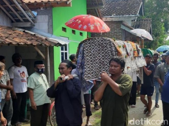 Pemakaman tiga orang sekeluarga korban kecelakaan Tol Cipali di Kabupaten Pekalongan, Selasa (1/12/2020).