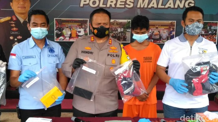 Mayat remaja ditemukan di sebuah ladang singkong di Kabupaten Malang. Remaja laki-laki berusia 14 tahun itu ternyata dibunuh temannya sendiri.