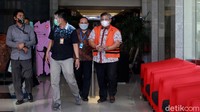 Tersangka Bupati nonaktif Labuhanbatu Utara Khariuddin Syah Sitorus berjalan usai menjalani pemeriksaan.