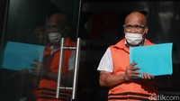 Sementara itu Kepala Badan Pengelola Pendapatan Daerah Kabupaten Labuhanbatu Utara, Agusman Sinaga juga diperiksa KPK.