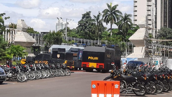 Pengamanan di Polda Metro Jaya jelang pemeriksaan Habib Rizieq Syihab.