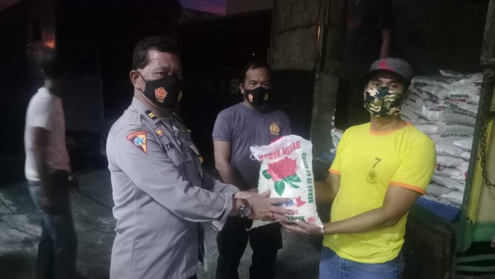 Penyaluran bantuan beras 4,4 ton dari Kabaharkam untuk korban banjir Tebing Tinggi Sumut