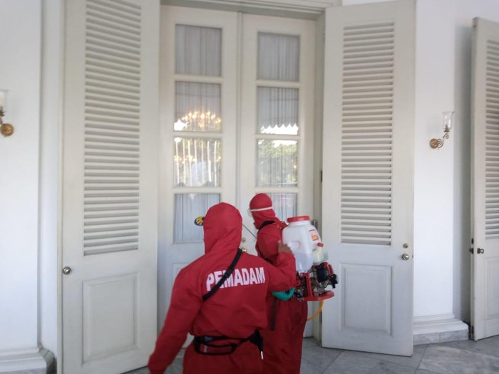 Penyemprotan disinfektan di Balai Kota DKI usai Gubernur Anies positif Corona