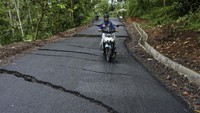 Curah hujan yang tinggi dengan kondisi tanah yang labil mengakibatkan terjadinya pergerakan tanah, sehingga jalan alternatif penghubung Ciamis-Pangadaran yang baru selesai dibangun itu terputus dan tidak bisa dilintasi kendaraan.