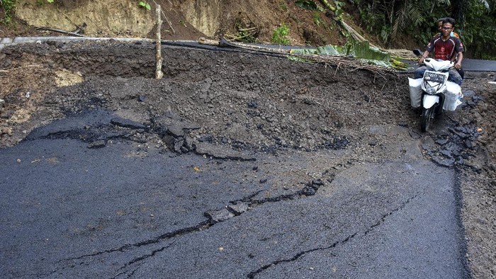 PERGERAKAN TANAH DI CIAMIS Pengendara melintasi jalan yang amblas di Jalan Angasana Gunung Kelir, Pamarican, Kabupaten Ciamis, Jawa Barat, Selasa (1/12/2020). Curah hujan yang tinggi dengan kondisi tanah yang labil mengakibatkan terjadinya pergerakan tanah, sehingga jalan alternatif penghubung Ciamis-Pangadaran yang baru selesai dibangun itu terputus dan tidak bisa dilintasi kendaraan. ANTARA FOTO/Adeng Bustomi/hp.