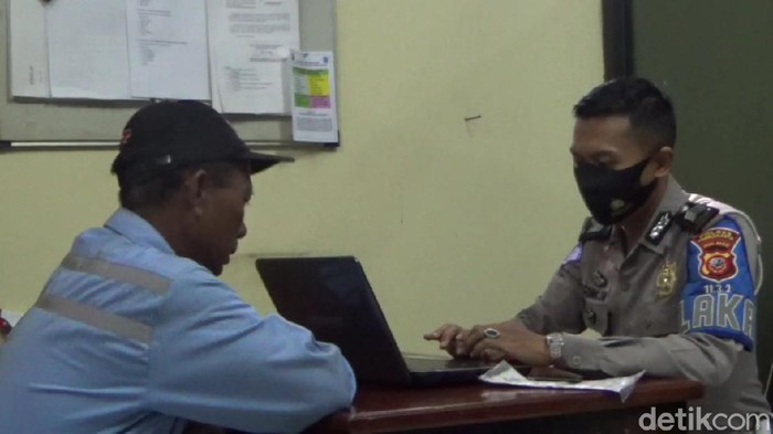 Petugas tengah memeriksa sopir truk yang terlibat kecelakaan di Tol Cipali.