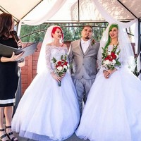 Jimmy pada awalnya berpacaran dengan ChaCha selama 10 tahun. Saat masih pacaran, Jimmy mengemukakan untuk open relationship dan disetujui oleh ChaCha. Sampai akhirnya dia bertemu Summer. Pria 36 tahun itu kemudian melamar kedua wanita tersebut di waktu bersamaan pada April dan memberikan cincin tunangan yang juga serupa.  Foto: dok. Instagram