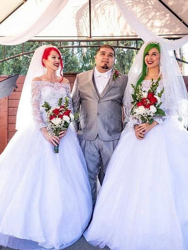 Jimmy pada awalnya berpacaran dengan ChaCha selama 10 tahun. Saat masih pacaran, Jimmy mengemukakan untuk open relationship dan disetujui oleh ChaCha. Sampai akhirnya dia bertemu Summer. Pria 36 tahun itu kemudian melamar kedua wanita tersebut di waktu bersamaan pada April dan memberikan cincin tunangan yang juga serupa.  Foto: dok. Instagram