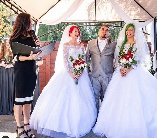 Pasangan polyamorous atau hubungan terbuka itu menikah tahun ini dan menyiarkannya di Instagram. Pernikahan mereka tentu saja jadi kontroversi.  Foto: Instagram